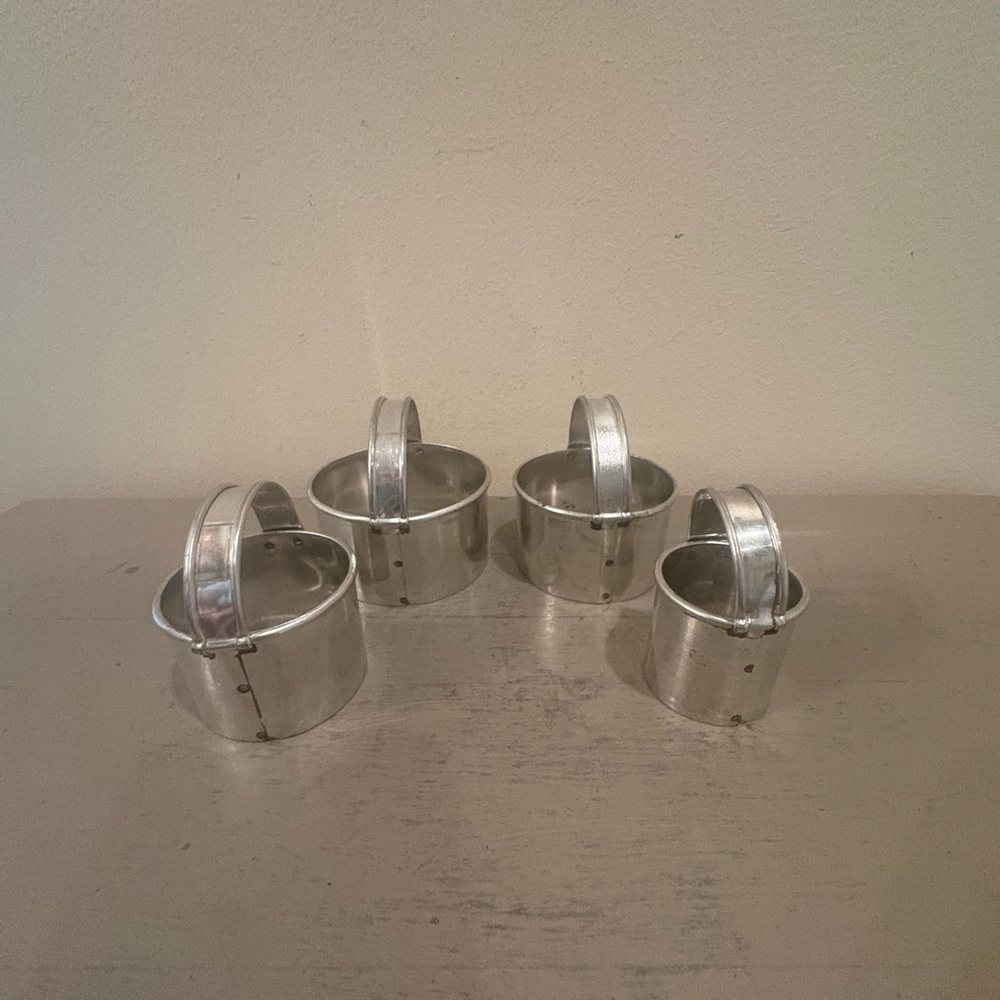 1 Set Of Four VTG Metal Biscuit Cutters In Original Box